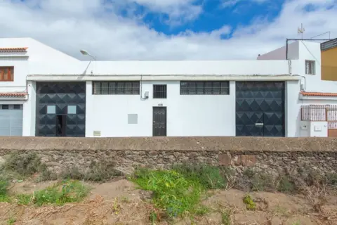 Local comercial en calle del Mondalón, 28