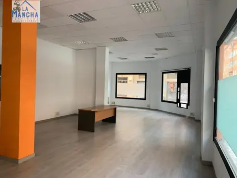 Local comercial en Avenida de la Guardia Civil