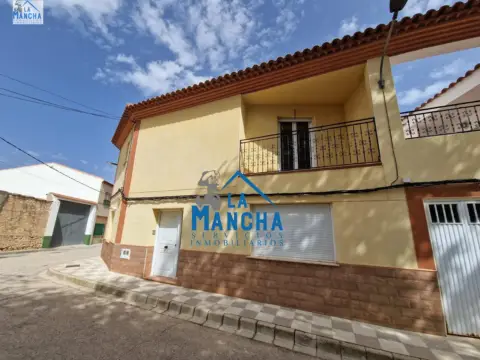 Casa adosada en calle Rommel Fernandez
