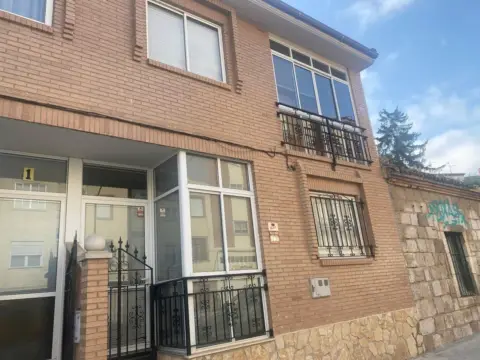 Casa adosada en calle de Colonia, 3