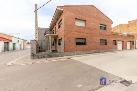 Casa adosada en calle Joaquín Costa