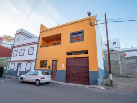 Casa aparellada a calle Santa Cruz de La Palma, 20
