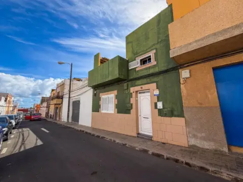 Casa adosada en calle Cordoba, 23