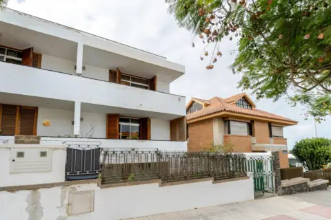 Casa pareada en calle Teniente C Castillo Oliva