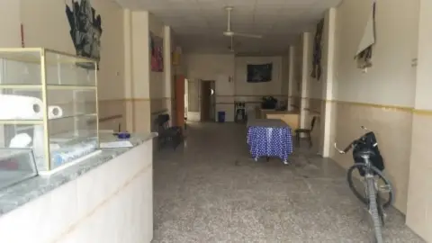 Local comercial en Instituto La Mola