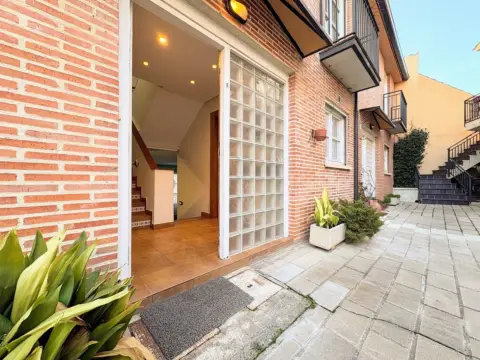 Casa adosada en calle de Atrio de la Iglesia, 7