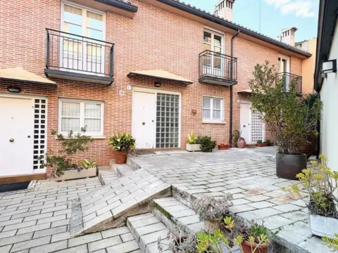 Casa adosada en calle de Atrio de la Iglesia, 7