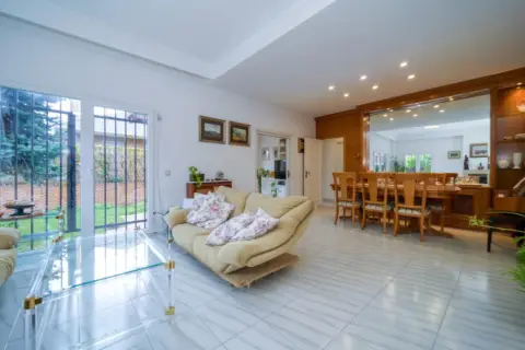 Casa pareada en calle de Rafael Villa, 11