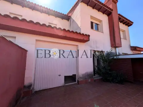 Casa adosada en calle Mirasierra