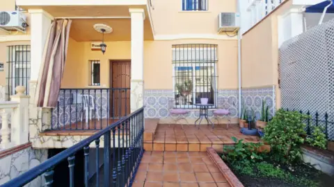 Casa adosada en calle del Río Darro