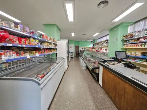Local comercial en calle de Lérida, 7