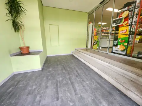 Local comercial en calle de Lérida, 7