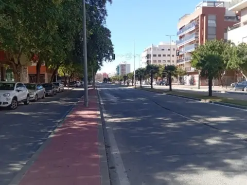 Local comercial en Avenida Juan de Borbon