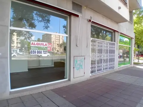 Local comercial en Avenida Juan de Borbon
