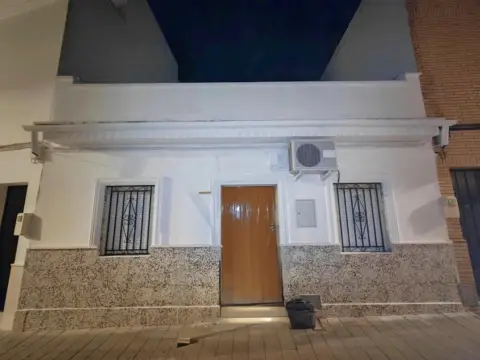 Casa adosada en Fuentes de Andalucia