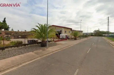 Nave industrial en calle de Jardines