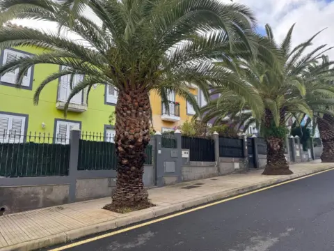 Casa adosada en calle Las Cruces