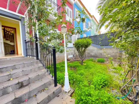 Casa adosada en calle Las Cruces
