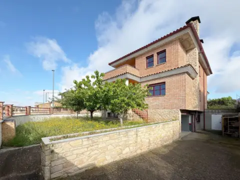 Chalet en Ronda de Cabrerizos