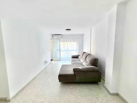 Piso en calle Iznate, 17