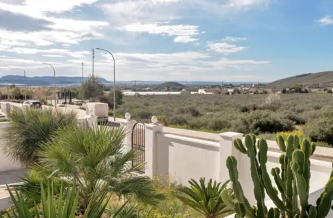 Casa pareada en calle Islas Baleares, 32