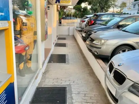 Local comercial en calle del Azahar