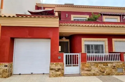 Casa pareada en calle de Meseguer