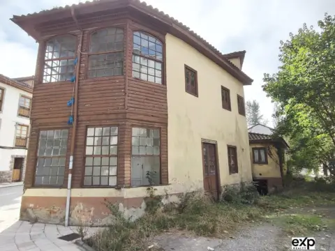Casa adosada en calle Las Caldas, nº 66