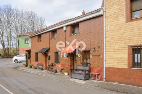 Casa adosada en calle Aguilar, nº 8
