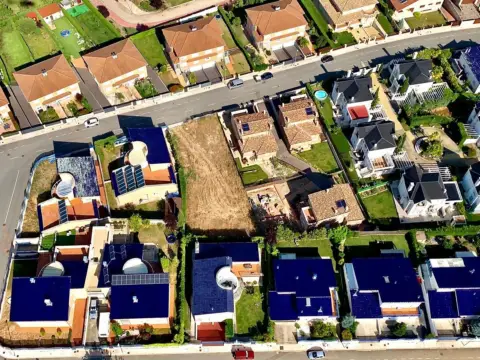 Terreno en calle de Plutón, 38