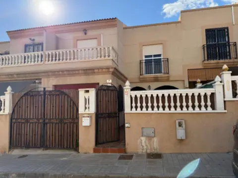 Casa adosada en calle de Arquímedes, 3