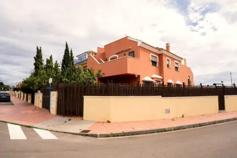 Casa en calle de Renacimiento Roda, 9