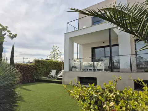 Casa adosada en calle Federico Gravina