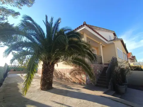 Casa pareada en calle de Solana