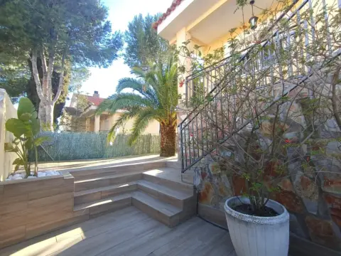 Casa pareada en calle de Solana