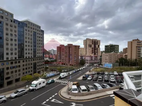 Casa pareada en calle de Fernando H. Guzmán
