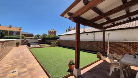 Casa pareada en calle de los Chalets