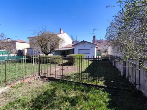 Casa pareada en calle de la Condesa Mencía