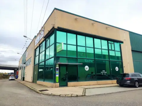 Nave industrial en calle de la Bureba