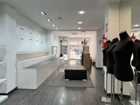 Local comercial en calle de Calatrava, 7