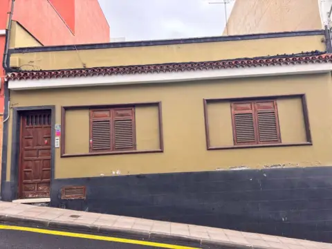 Casa adosada en calle de José Pérez Barbuzano-Principal