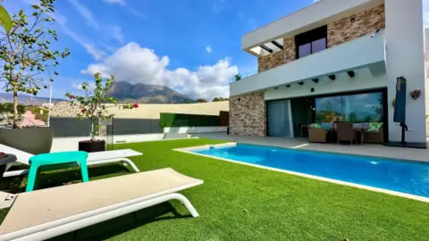 Chalet en Carrer Xeraco, 13 in Urbanizaciones Balcó de Finestrat-Terra Marina (Finestrat) · Finestrat