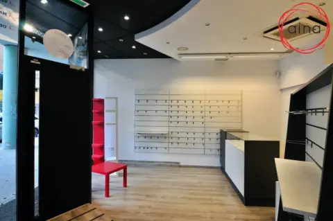 Local comercial en calle de Las Maestras