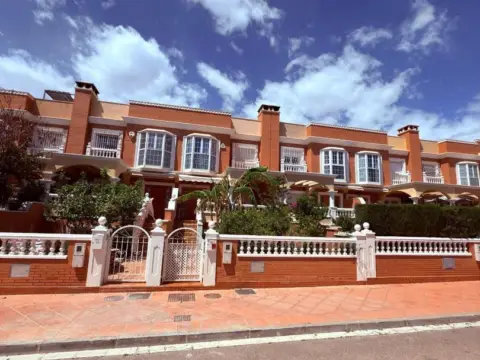 Dúplex en calle Costa de Marfil