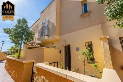 Casa pareada en calle Pinar El