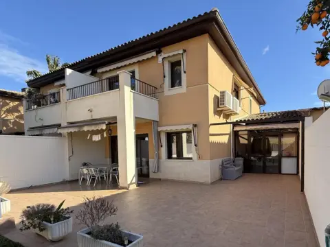 Chalet en calle Capricorn