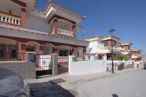Casa adosada en calle Miguel de Cervantes