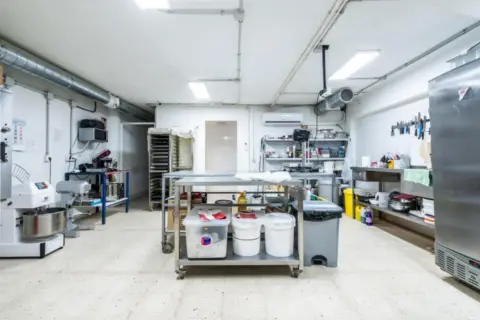 Local comercial en Avenida Claudio Delgado Diaz, 87