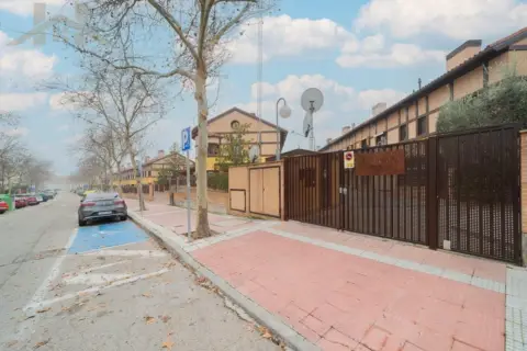 Casa adosada en calle de Mariano Barbacid