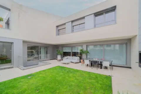 Casa adosada en calle Cabo de Finisterre